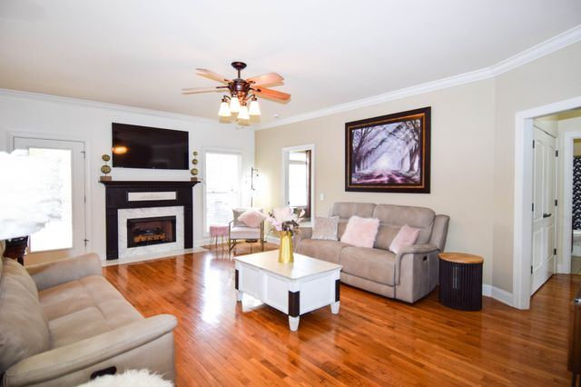 1003 Roland Ct, Cottontown, TN 37048