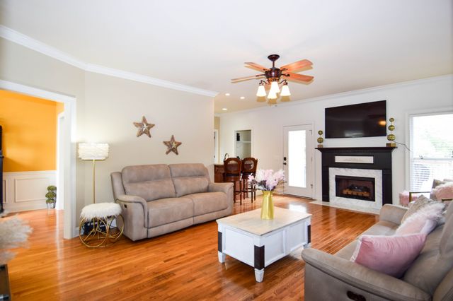 1003 Roland Ct, Cottontown, TN 37048
