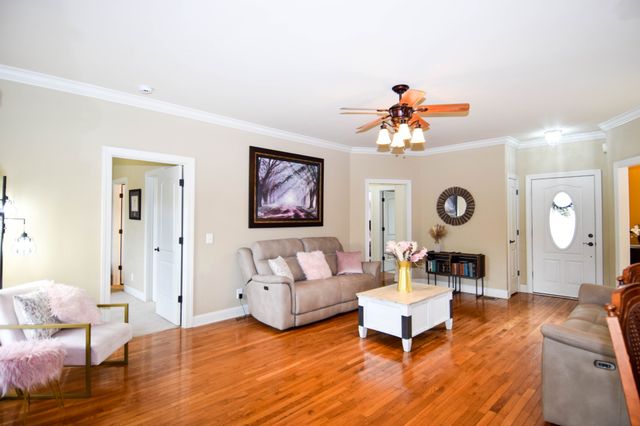 1003 Roland Ct, Cottontown, TN 37048