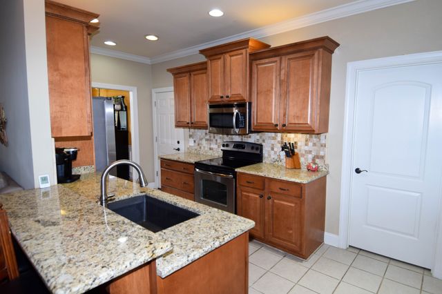 1003 Roland Ct, Cottontown, TN 37048