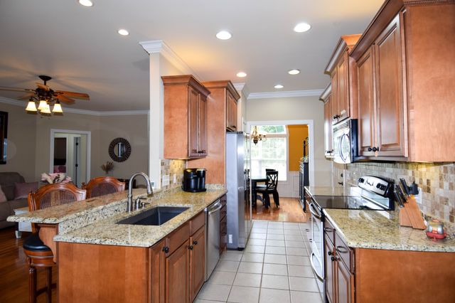 1003 Roland Ct, Cottontown, TN 37048