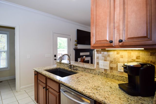 1003 Roland Ct, Cottontown, TN 37048