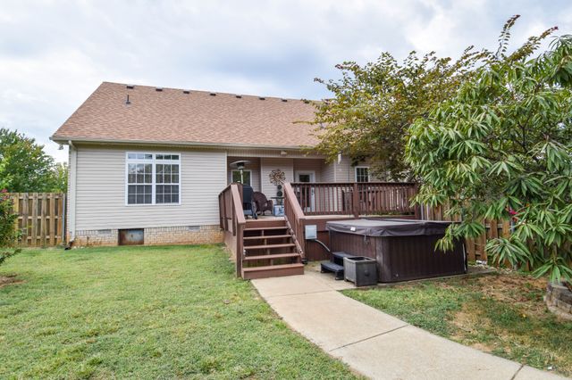 1003 Roland Ct, Cottontown, TN 37048