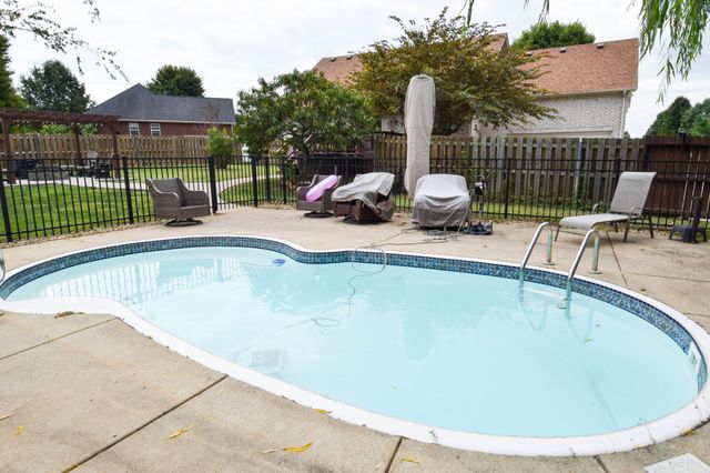 1003 Roland Ct, Cottontown, TN 37048