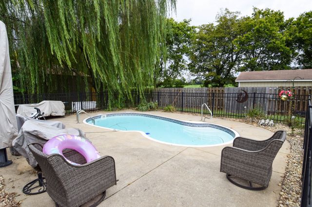 1003 Roland Ct, Cottontown, TN 37048