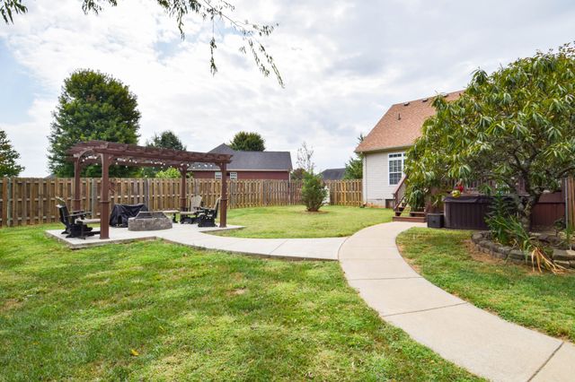 1003 Roland Ct, Cottontown, TN 37048