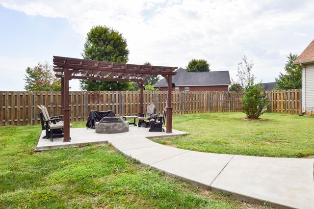 1003 Roland Ct, Cottontown, TN 37048