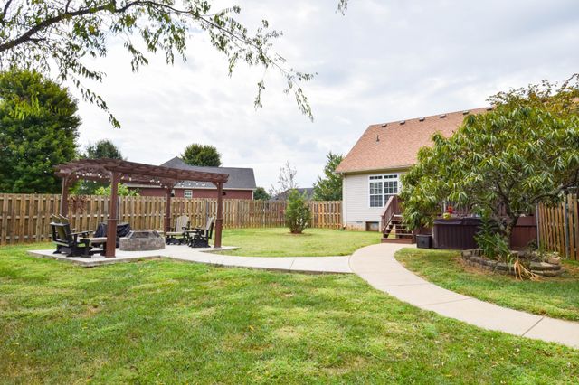 1003 Roland Ct, Cottontown, TN 37048
