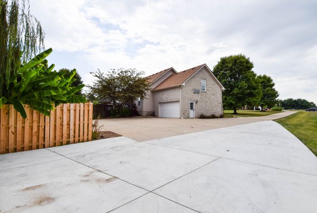 1003 Roland Ct, Cottontown, TN 37048