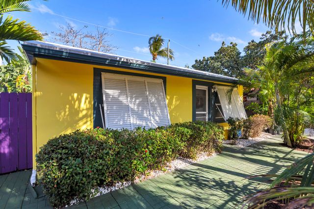 2 Kenmore Lane, Boynton Beach, FL 33435