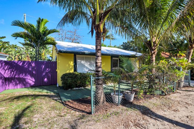 2 Kenmore Lane, Boynton Beach, FL 33435