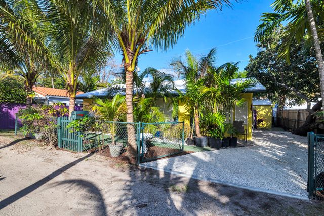 2 Kenmore Lane, Boynton Beach, FL 33435