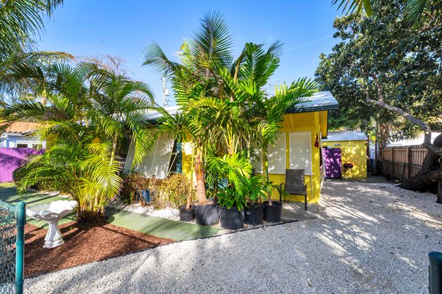 2 Kenmore Lane, Boynton Beach, FL 33435