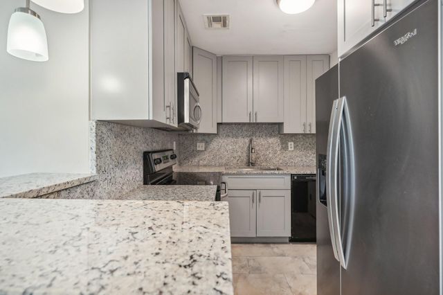 3040 NE 16th Ave 402, Oakland Park, FL 33334