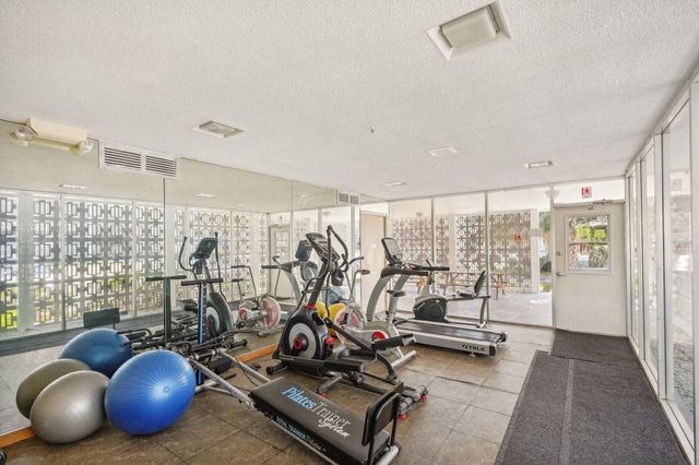 3040 NE 16th Ave 402, Oakland Park, FL 33334