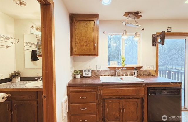 7525 N Center Court, Concrete, WA 98237