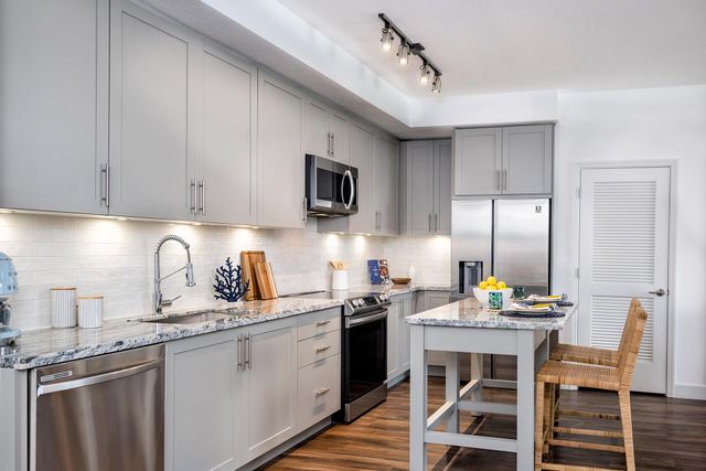 2000 Stirling Road 7-106, Hollywood, FL 33020