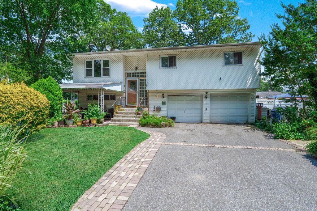 57 Rockland Avenue, West Babylon, NY 11704