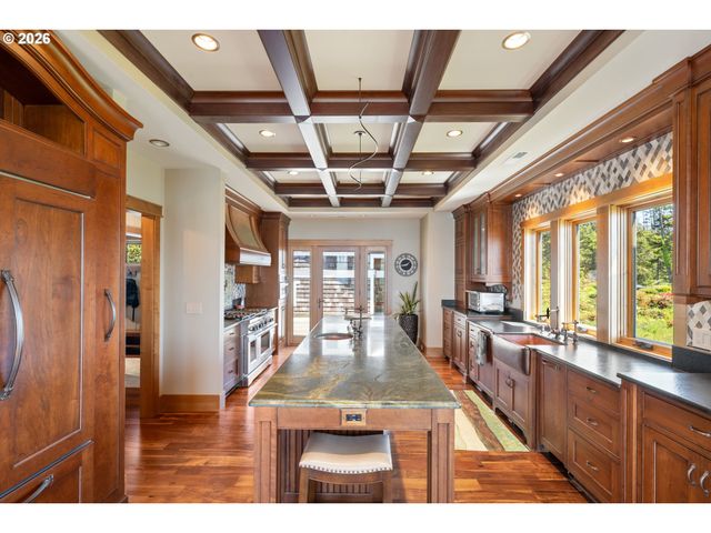 280 FALL CREEK Dr, Tillamook, OR 97141