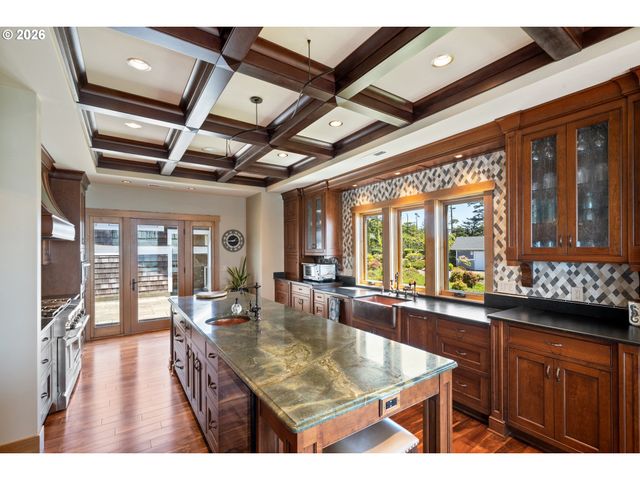 280 FALL CREEK Dr, Tillamook, OR 97141