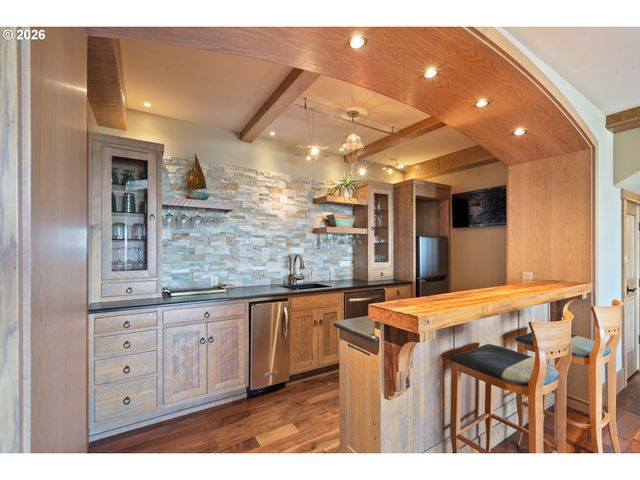 280 FALL CREEK Dr, Tillamook, OR 97141