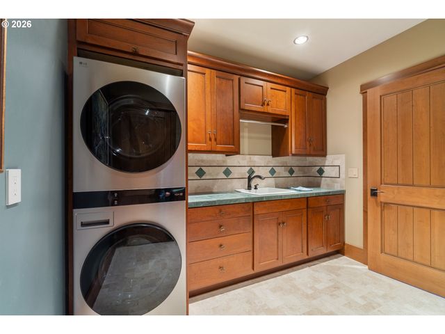 280 FALL CREEK Dr, Tillamook, OR 97141
