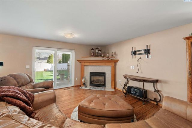 2302 W 20th Ave., Kennewick, WA 99337