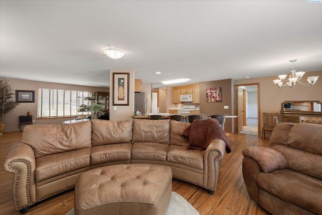 2302 W 20th Ave., Kennewick, WA 99337