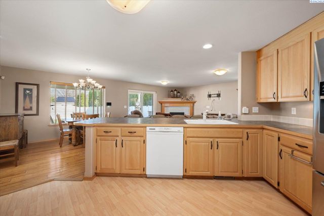 2302 W 20th Ave., Kennewick, WA 99337