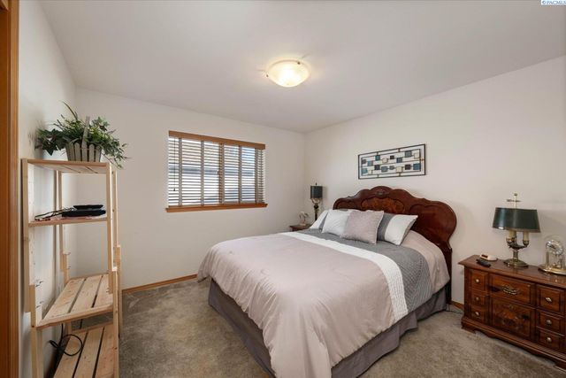 2302 W 20th Ave., Kennewick, WA 99337