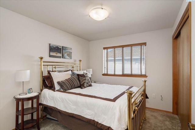 2302 W 20th Ave., Kennewick, WA 99337