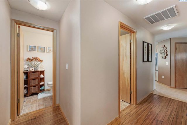 2302 W 20th Ave., Kennewick, WA 99337