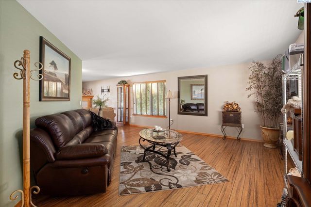 2302 W 20th Ave., Kennewick, WA 99337