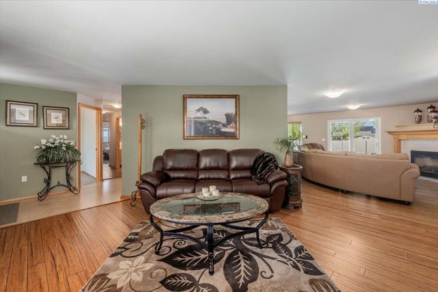 2302 W 20th Ave., Kennewick, WA 99337