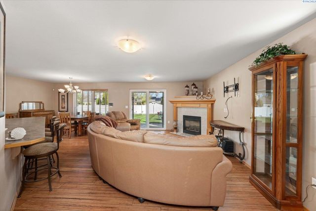 2302 W 20th Ave., Kennewick, WA 99337