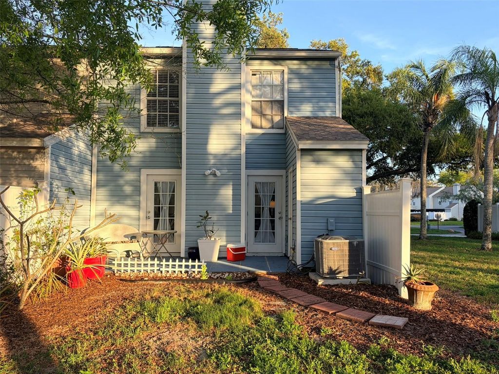Image 37 of property listing at 16302 RAMBLING VINE DRIVE W, Tampa, FL 33624
