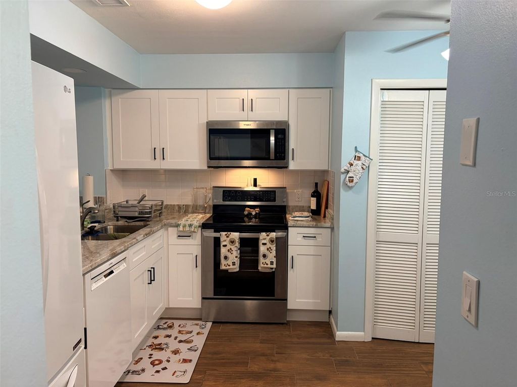 Image 9 of property listing at 16302 RAMBLING VINE DRIVE W, Tampa, FL 33624