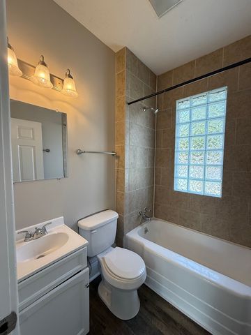 1401 W Elm Street, Bloomington, IL 61701