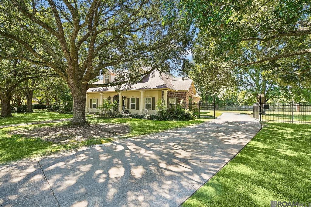 1201 Mills Pointe Dr, Zachary, LA 70791