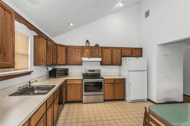 82 Donna Drive, Baiting Hollow, NY 11933