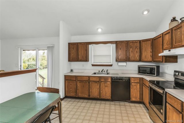 82 Donna Drive, Baiting Hollow, NY 11933