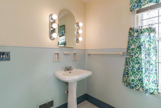 123 W South Street, Worthington, OH 43085