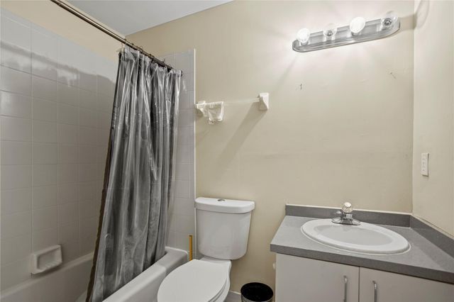 140 Royal Palm Ct, Plantation, FL 33317