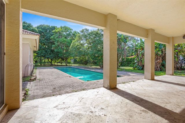 140 Royal Palm Ct, Plantation, FL 33317