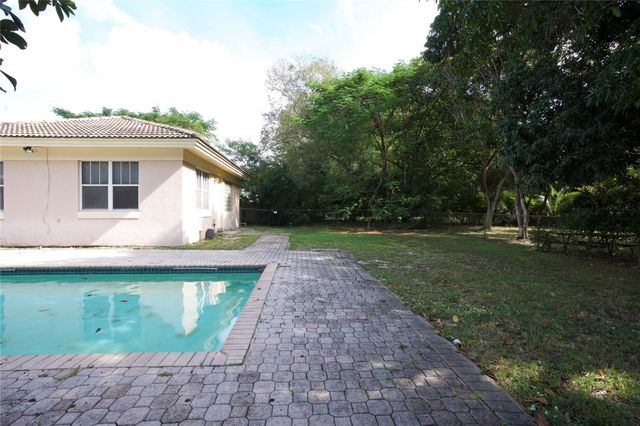 140 Royal Palm Ct, Plantation, FL 33317