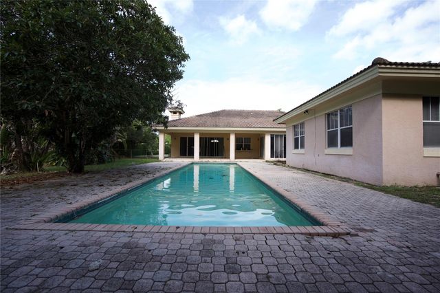 140 Royal Palm Ct, Plantation, FL 33317