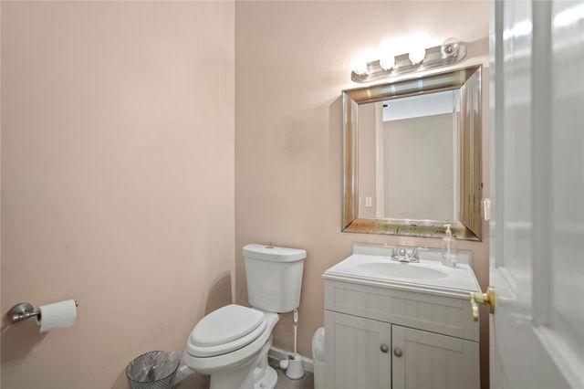 140 Royal Palm Ct, Plantation, FL 33317