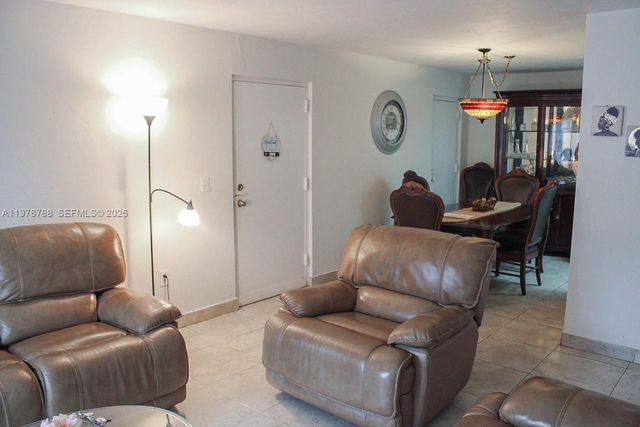 10818 N Kendall Dr R25, Miami, FL 33176