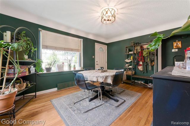 26091 Alger Boulevard, Madison Heights, MI 48071