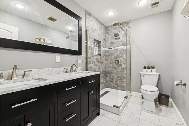 15 Gazebo Lane, Holtsville, NY 11742